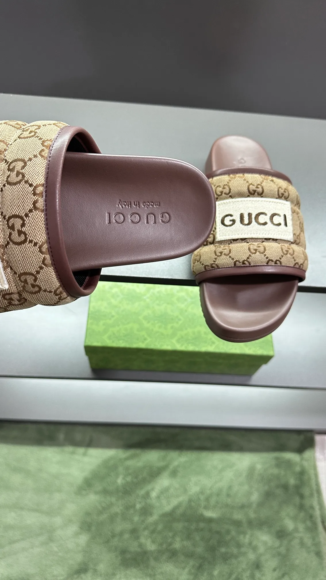 [G Family Couple Style] P: 300💰Female size 36~40 Men's size 39~45, (46. Custom-made Unisex GG slippers This slipper is made of GG polyester fiber and is decorated with a Gucci label on the front, adding a striking logo feel to the style. Beige GG recycled polyester fiber Unisex leather trim "Gucci Made in Italy" embroidered label Rubber sole Flat Made in Italy